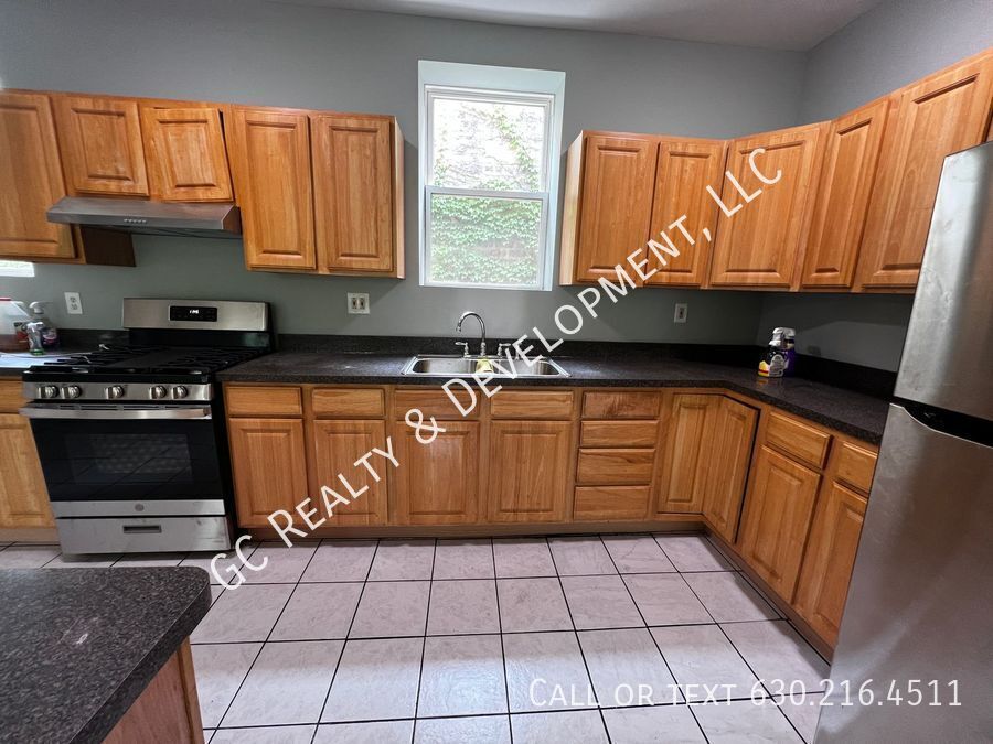 ***  ROGERS PARK / 3 BDRM - 2 BTH / OVER 1400 SQ FT / SS APPL INCLUDED / LAUNDRY IN BUILDING *** property image