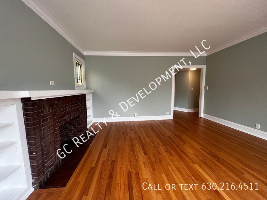 ***  ROGERS PARK / 3 BDRM - 2 BTH / OVER 1400 SQ FT / SS APPL INCLUDED / LAUNDRY IN BUILDING *** property image
