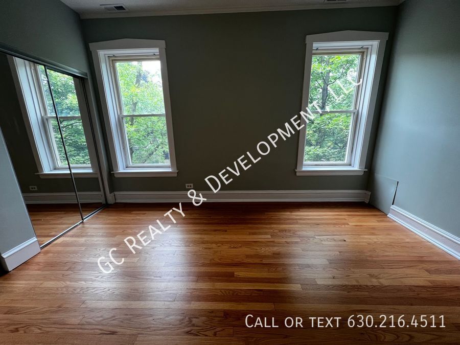 ***  ROGERS PARK / 3 BDRM - 2 BTH / OVER 1400 SQ FT / SS APPL INCLUDED / LAUNDRY IN BUILDING *** property image