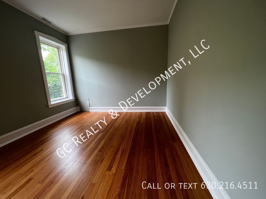 ***  ROGERS PARK / 3 BDRM - 2 BTH / OVER 1400 SQ FT / SS APPL INCLUDED / LAUNDRY IN BUILDING *** property image
