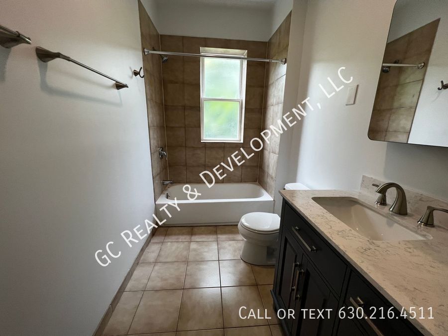***  ROGERS PARK / 3 BDRM - 2 BTH / OVER 1400 SQ FT / SS APPL INCLUDED / LAUNDRY IN BUILDING *** property image
