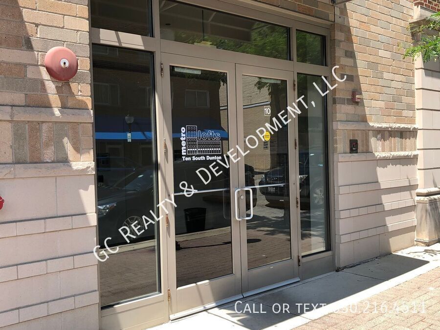 *** DOWNTOWN ARLINGTON HEIGHTS / WALK TO METRA / IN UNIT LAUNDRY / ON SITE GYM *** property image