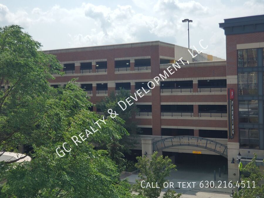 *** DOWNTOWN ARLINGTON HEIGHTS / WALK TO METRA / IN UNIT LAUNDRY / ON SITE GYM *** property image