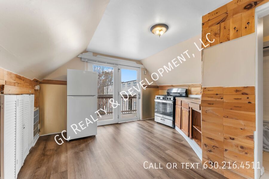 *** 3RD FLOOR UNIT / FREE LAUNDRY ON SITE / KITCHEN APPL INCL / WALK TO BUS *** property image