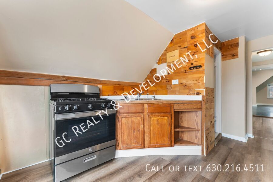 *** 3RD FLOOR UNIT / FREE LAUNDRY ON SITE / KITCHEN APPL INCL / WALK TO BUS *** property image