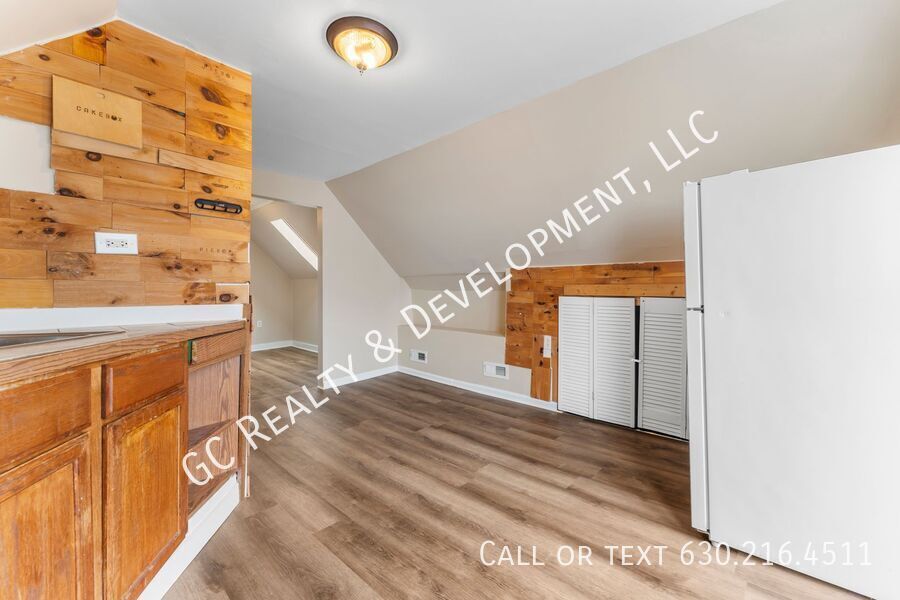 *** 3RD FLOOR UNIT / FREE LAUNDRY ON SITE / KITCHEN APPL INCL / WALK TO BUS *** property image