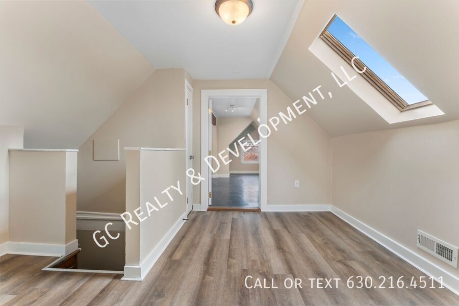 *** 3RD FLOOR UNIT / FREE LAUNDRY ON SITE / KITCHEN APPL INCL / WALK TO BUS *** property image