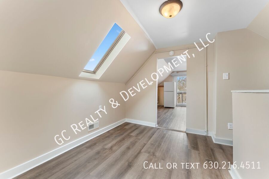 *** 3RD FLOOR UNIT / FREE LAUNDRY ON SITE / KITCHEN APPL INCL / WALK TO BUS *** property image