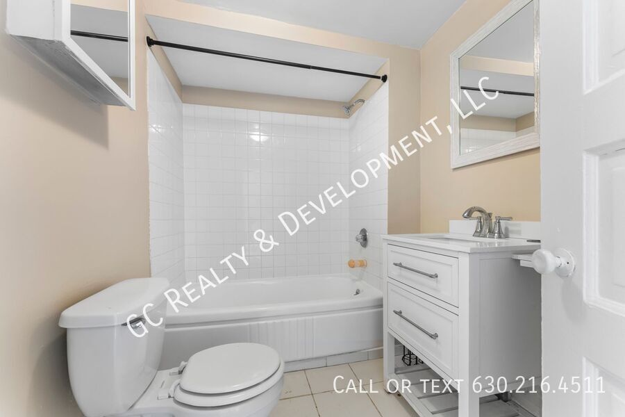 *** 3RD FLOOR UNIT / FREE LAUNDRY ON SITE / KITCHEN APPL INCL / WALK TO BUS *** property image