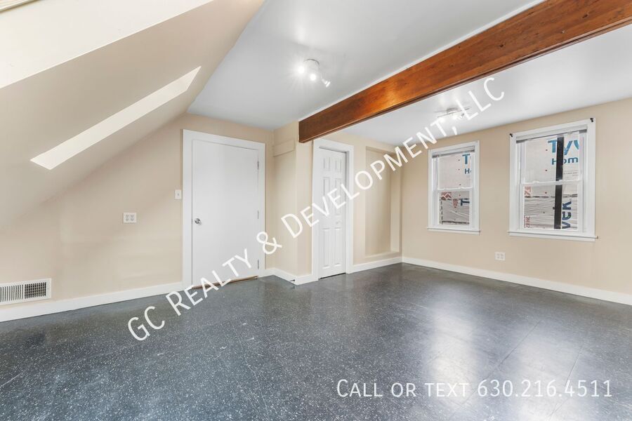 *** 3RD FLOOR UNIT / FREE LAUNDRY ON SITE / KITCHEN APPL INCL / WALK TO BUS *** property image