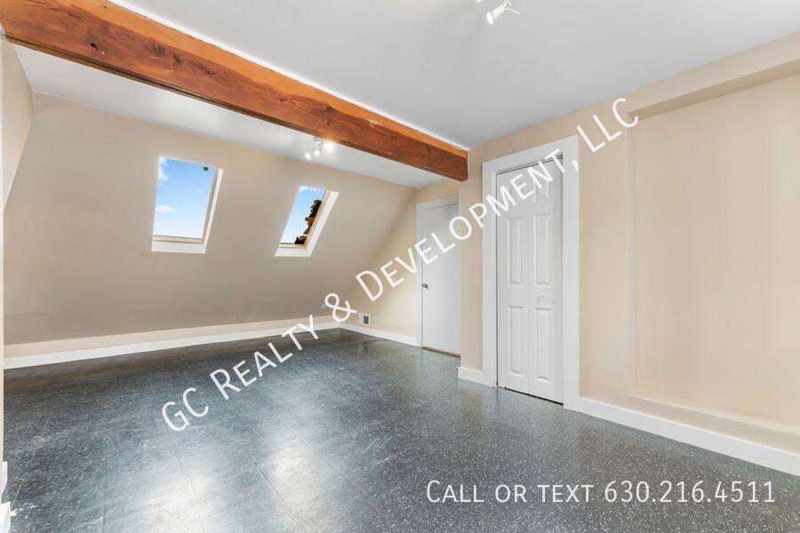 *** 3RD FLOOR UNIT / FREE LAUNDRY ON SITE / KITCHEN APPL INCL / WALK TO BUS *** property image