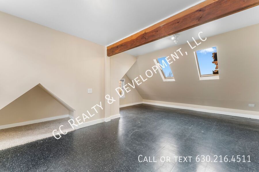 *** 3RD FLOOR UNIT / FREE LAUNDRY ON SITE / KITCHEN APPL INCL / WALK TO BUS *** property image