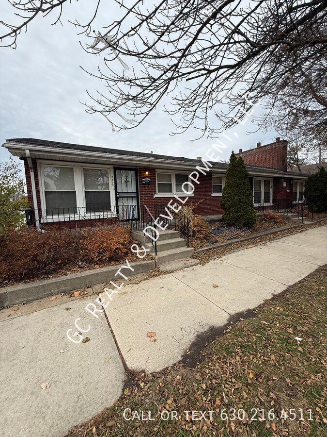 *** 2 BDRM / ALL UTILITIES INCLUDED / CORNER LOT / WALK TO BUS / HARDWOOD FLOORS *** property image