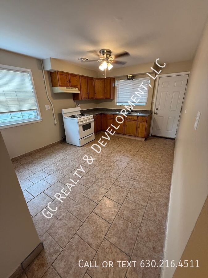 *** 2 BDRM / ALL UTILITIES INCLUDED / CORNER LOT / WALK TO BUS / HARDWOOD FLOORS *** property image
