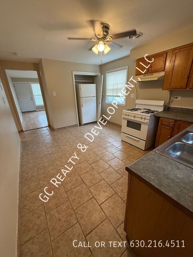 *** 2 BDRM / ALL UTILITIES INCLUDED / CORNER LOT / WALK TO BUS / HARDWOOD FLOORS *** property image