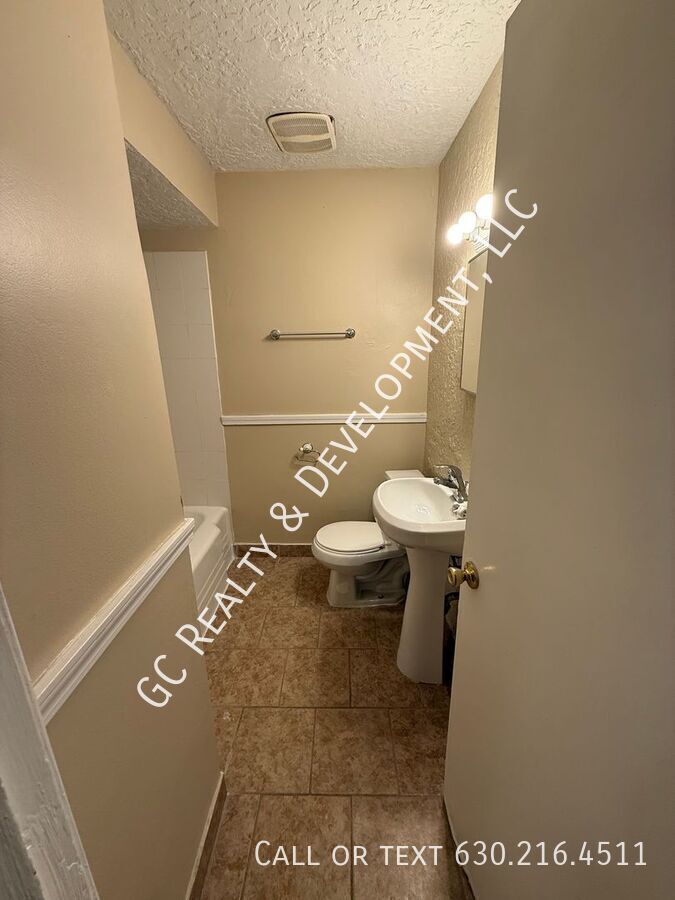 *** 2 BDRM / ALL UTILITIES INCLUDED / CORNER LOT / WALK TO BUS / HARDWOOD FLOORS *** property image