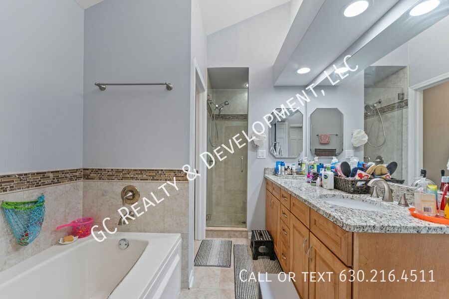 *** 3 BDRM - 2.5 BTH / LUXURY PRIMARY BATH / WOODFIELD MALL / IN UNIT LAUNDRY / EAT IN KITCHEN *** property image