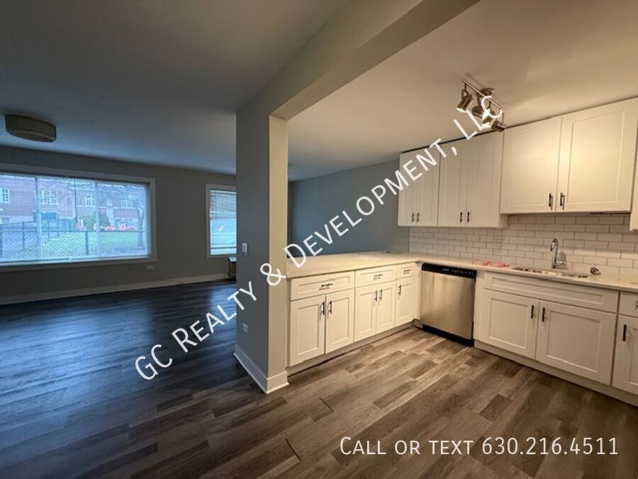 *** RECENTLY UPDATED / IN UNIT LAUNDRY / TENANT ONLY PAYS ELECTRIC / SS APPL *** property image