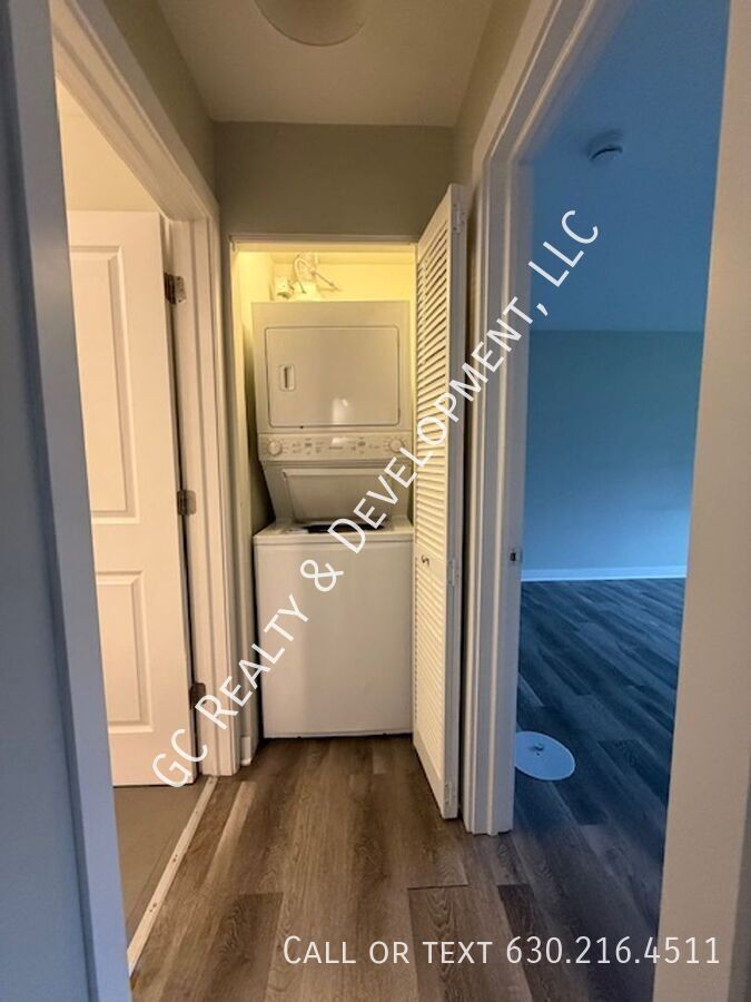 *** RECENTLY UPDATED / IN UNIT LAUNDRY / TENANT ONLY PAYS ELECTRIC / SS APPL *** property image