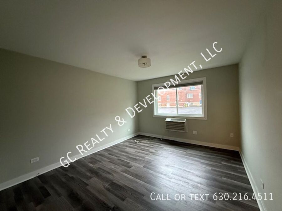 *** RECENTLY UPDATED / IN UNIT LAUNDRY / TENANT ONLY PAYS ELECTRIC / SS APPL *** property image