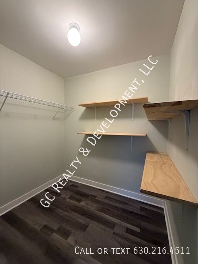 *** RECENTLY UPDATED / IN UNIT LAUNDRY / TENANT ONLY PAYS ELECTRIC / SS APPL *** property image