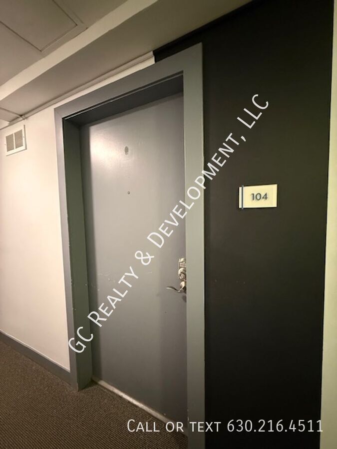 *** RECENTLY UPDATED / IN UNIT LAUNDRY / TENANT ONLY PAYS ELECTRIC / SS APPL *** property image