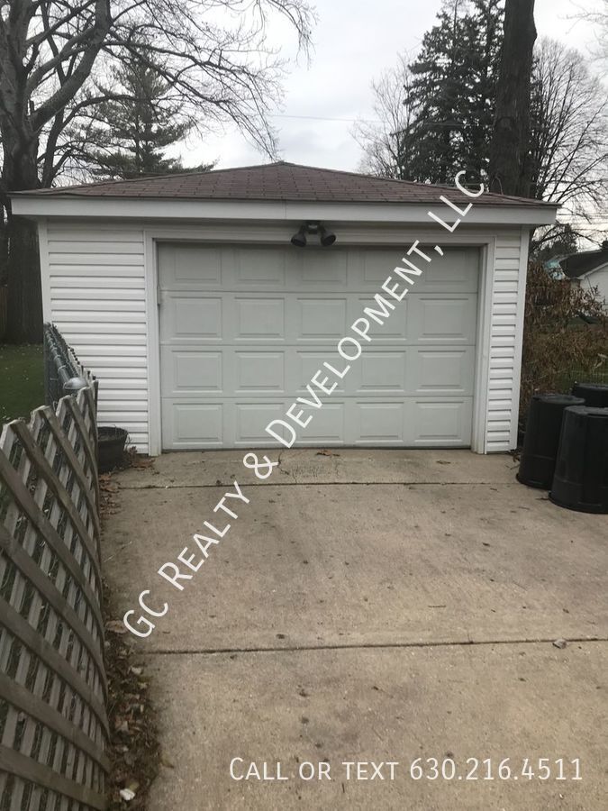 *** COMING SOON - AVAIL 01/01/26! / 2 BDRM / GRANITE / STAINLESS / HARDWOOD / LRG FENCED YARD / DETACHED GARAGE *** property image