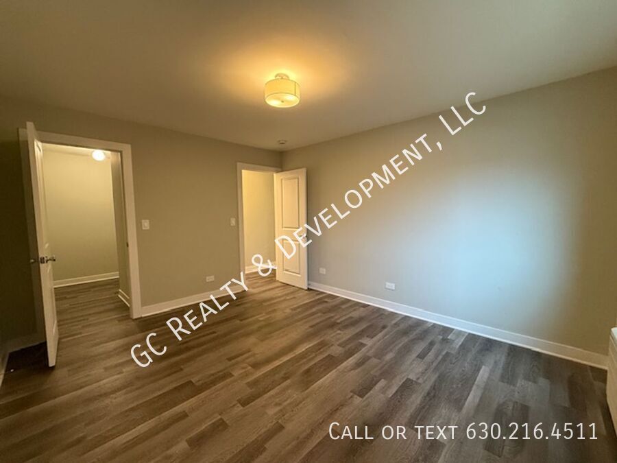 *** RECENTLY UPDATED / IN UNIT LAUNDRY / TENANT ONLY PAYS ELECTRIC / SS APPL *** property image