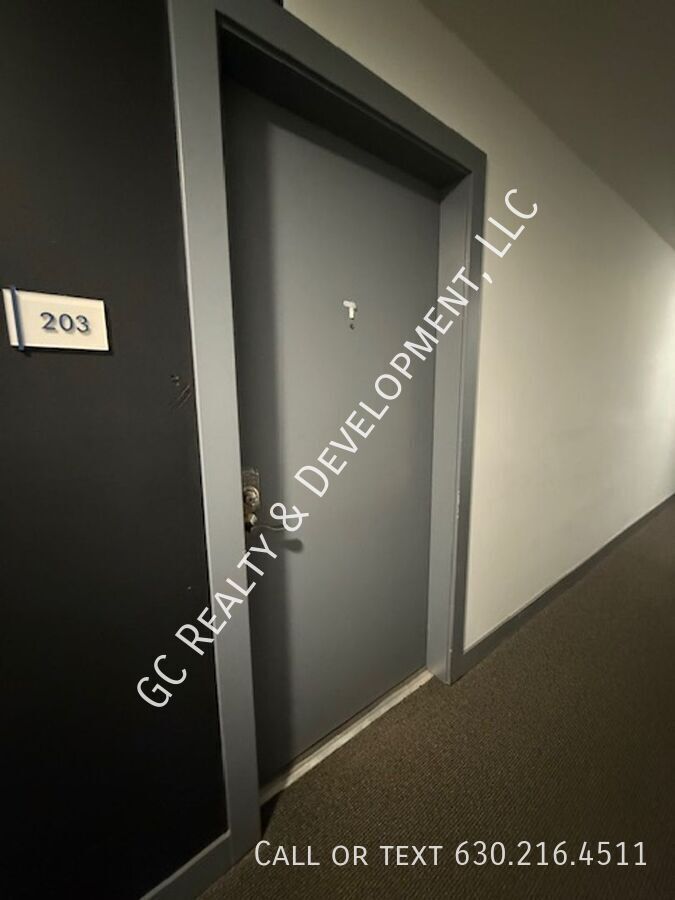 *** RECENTLY UPDATED / IN UNIT LAUNDRY / TENANT ONLY PAYS ELECTRIC / SS APPL *** property image