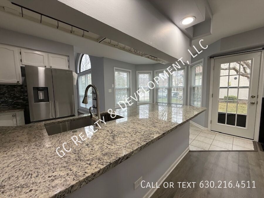 *** 3 BDRM - 2.5 BTH / LUXURY PRIMARY BATH / WOODFIELD MALL / IN UNIT LAUNDRY / EAT IN KITCHEN *** property image