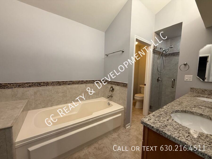 *** 3 BDRM - 2.5 BTH / LUXURY PRIMARY BATH / WOODFIELD MALL / IN UNIT LAUNDRY / EAT IN KITCHEN *** property image