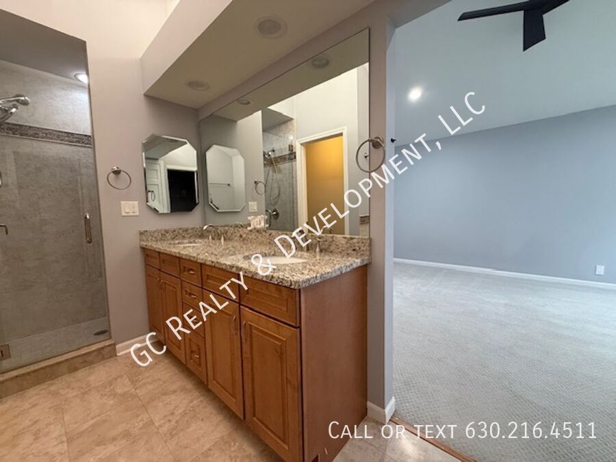 *** 3 BDRM - 2.5 BTH / LUXURY PRIMARY BATH / WOODFIELD MALL / IN UNIT LAUNDRY / EAT IN KITCHEN *** property image