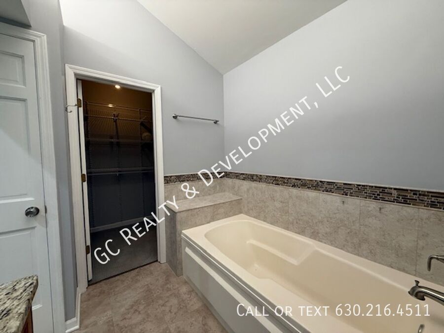 *** 3 BDRM - 2.5 BTH / LUXURY PRIMARY BATH / WOODFIELD MALL / IN UNIT LAUNDRY / EAT IN KITCHEN *** property image
