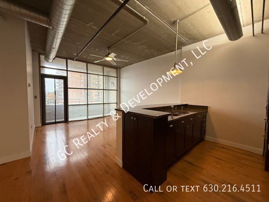 *** DOWNTOWN ARLINGTON HEIGHTS / WALK TO METRA / IN UNIT LAUNDRY / ON SITE GYM *** property image