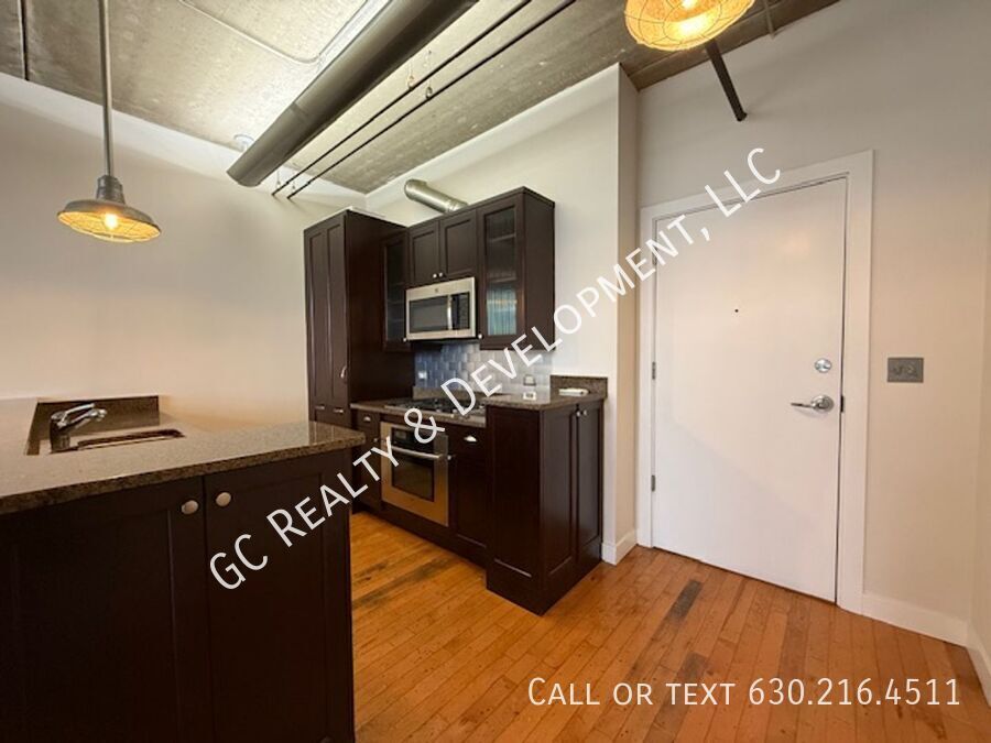 *** DOWNTOWN ARLINGTON HEIGHTS / WALK TO METRA / IN UNIT LAUNDRY / ON SITE GYM *** property image