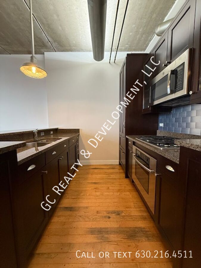 *** DOWNTOWN ARLINGTON HEIGHTS / WALK TO METRA / IN UNIT LAUNDRY / ON SITE GYM *** property image