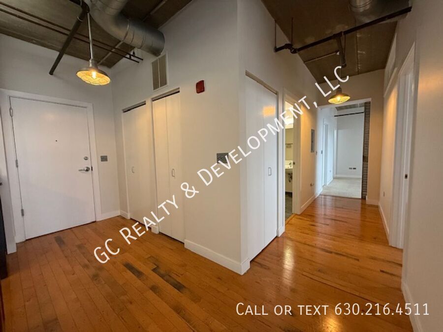 *** DOWNTOWN ARLINGTON HEIGHTS / WALK TO METRA / IN UNIT LAUNDRY / ON SITE GYM *** property image