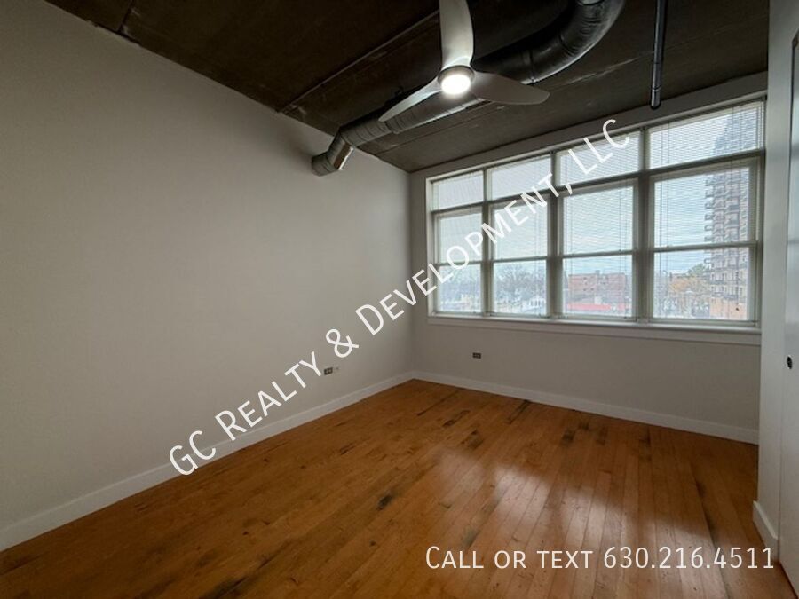 *** DOWNTOWN ARLINGTON HEIGHTS / WALK TO METRA / IN UNIT LAUNDRY / ON SITE GYM *** property image