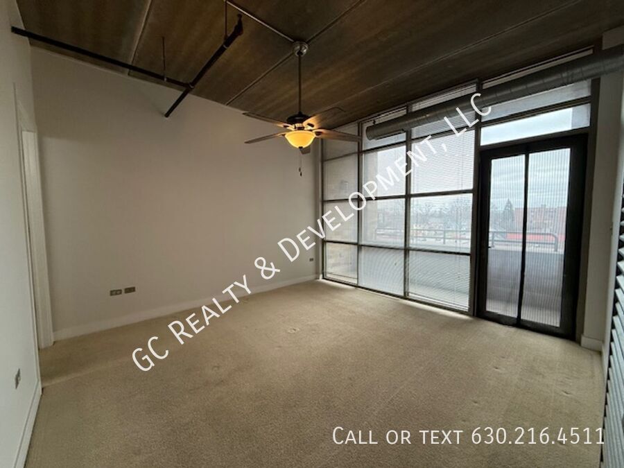 *** DOWNTOWN ARLINGTON HEIGHTS / WALK TO METRA / IN UNIT LAUNDRY / ON SITE GYM *** property image