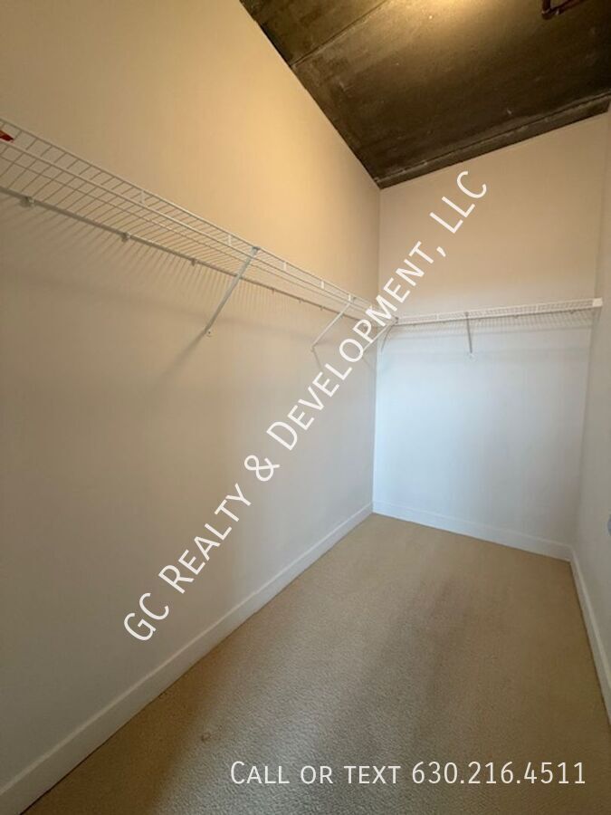 *** DOWNTOWN ARLINGTON HEIGHTS / WALK TO METRA / IN UNIT LAUNDRY / ON SITE GYM *** property image