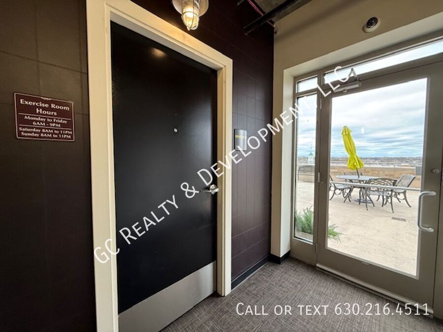 *** DOWNTOWN ARLINGTON HEIGHTS / WALK TO METRA / IN UNIT LAUNDRY / ON SITE GYM *** property image