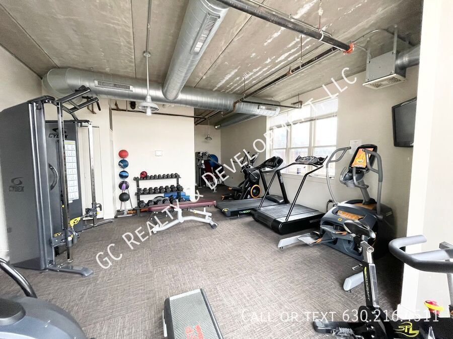 *** DOWNTOWN ARLINGTON HEIGHTS / WALK TO METRA / IN UNIT LAUNDRY / ON SITE GYM *** property image