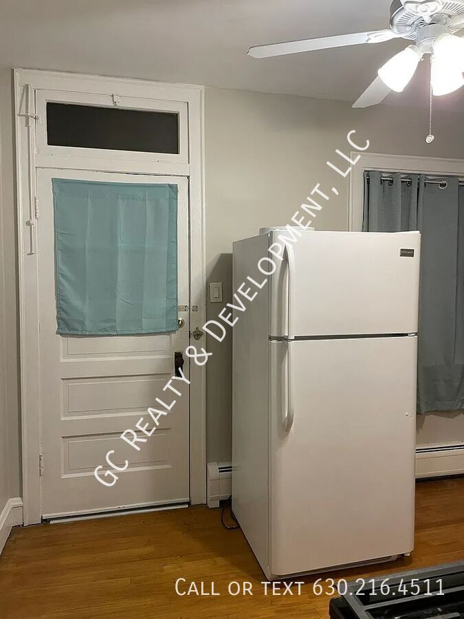 *** REST OF DECEMBER FREE / TOP FLOOR / OVER 1000 SQFT / PET FRIENDLY / WALK TO BUS / ON SITE LAUNDRY *** property image