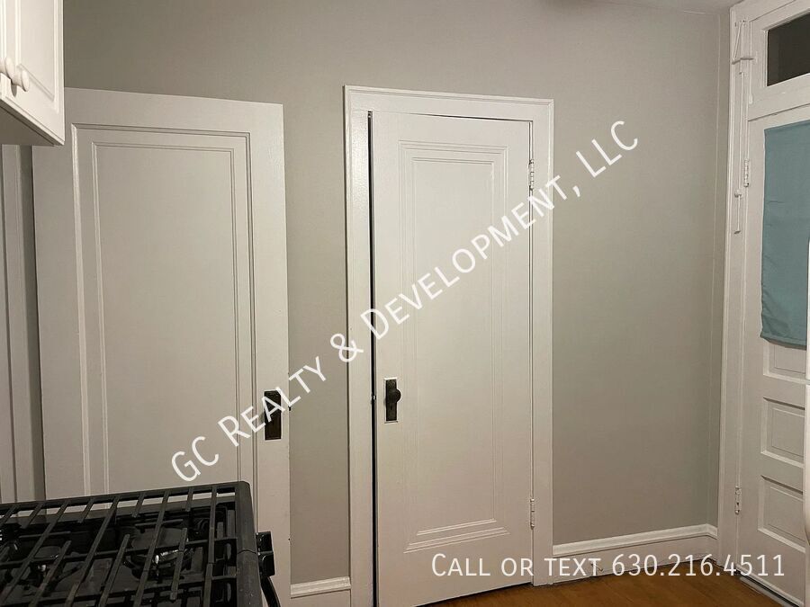 *** REST OF DECEMBER FREE / TOP FLOOR / OVER 1000 SQFT / PET FRIENDLY / WALK TO BUS / ON SITE LAUNDRY *** property image