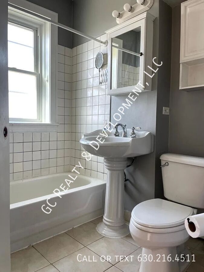 *** REST OF DECEMBER FREE / TOP FLOOR / OVER 1000 SQFT / PET FRIENDLY / WALK TO BUS / ON SITE LAUNDRY *** property image