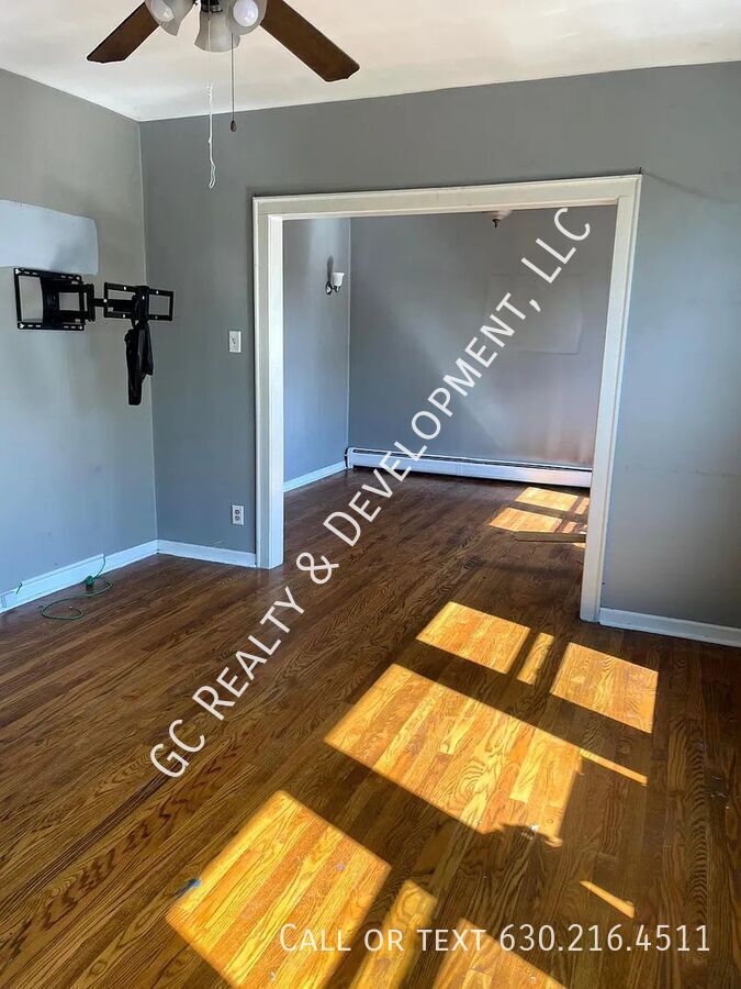 *** REST OF DECEMBER FREE / TOP FLOOR / OVER 1000 SQFT / PET FRIENDLY / WALK TO BUS / ON SITE LAUNDRY *** property image