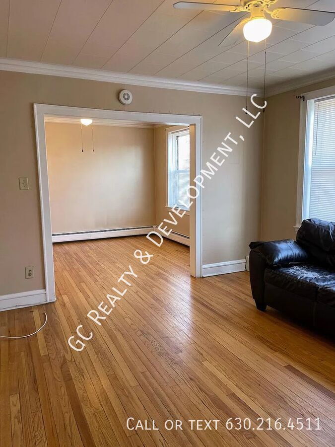 *** REST OF DECEMBER FREE / TOP FLOOR / OVER 1000 SQFT / PET FRIENDLY / WALK TO BUS / ON SITE LAUNDRY *** property image