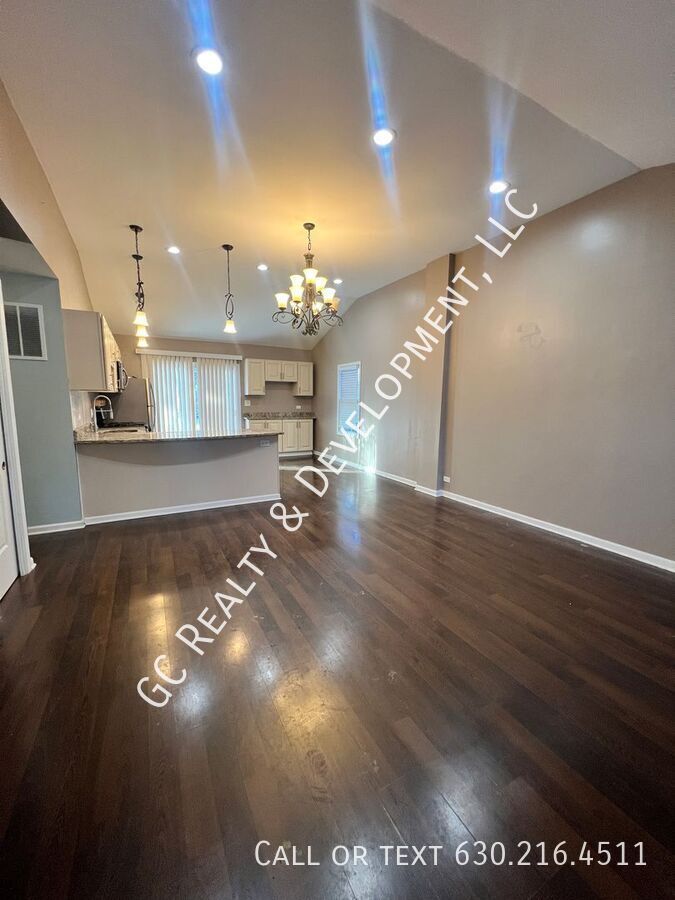 *** 1/2 MO RENT FREE / 3 BDRM - 2 BATH / RECENTLY UPDATED / DETACHED 2 CAR GARAGE / FENCED YARD / PET FRIENDLY *** property image