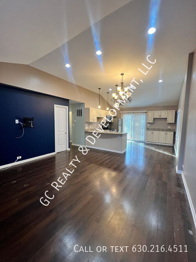 *** 1/2 MO RENT FREE / 3 BDRM - 2 BATH / RECENTLY UPDATED / DETACHED 2 CAR GARAGE / FENCED YARD / PET FRIENDLY *** property image