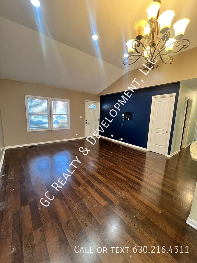 *** 1/2 MO RENT FREE / 3 BDRM - 2 BATH / RECENTLY UPDATED / DETACHED 2 CAR GARAGE / FENCED YARD / PET FRIENDLY *** property image